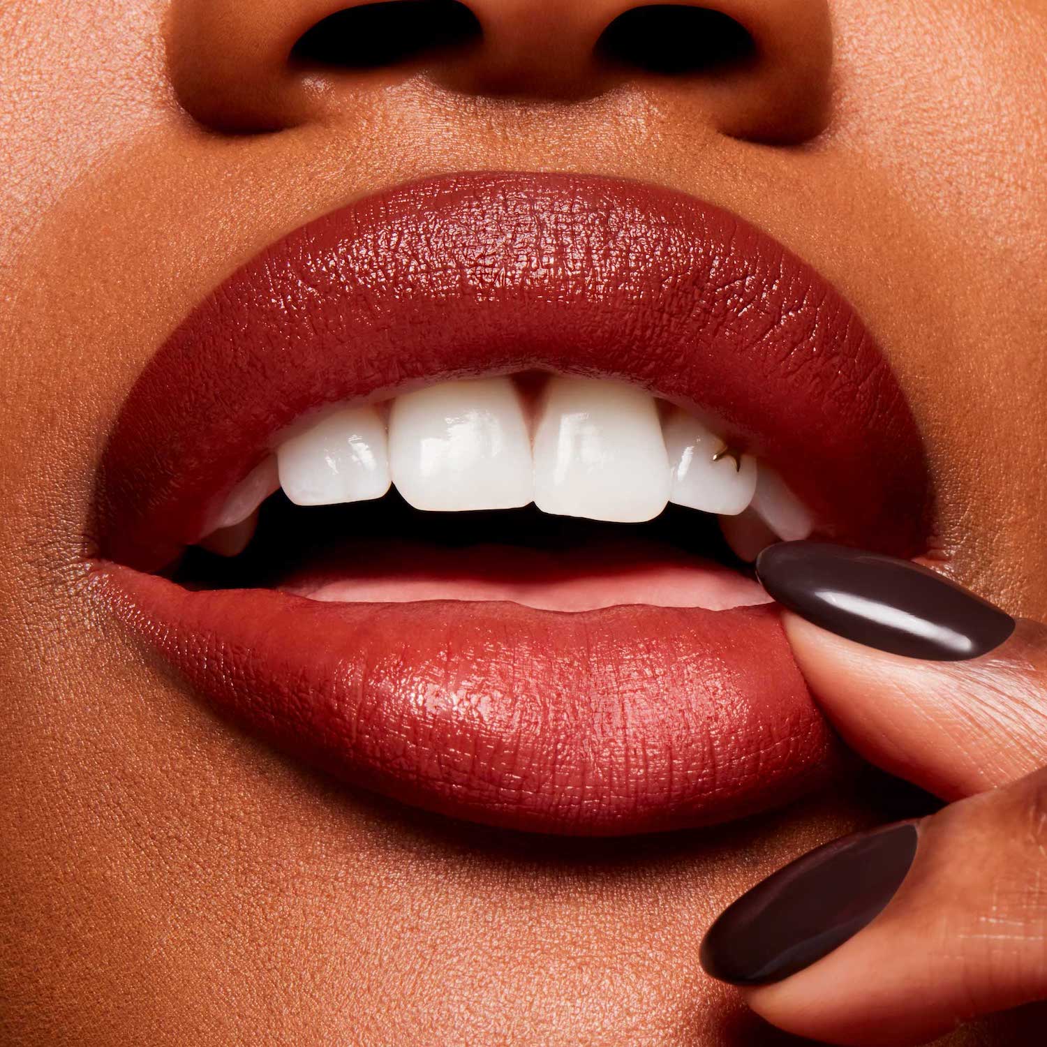 POWDER KISS VELVET BLUR SLIM STICK (BARRA PARA LABIOS)